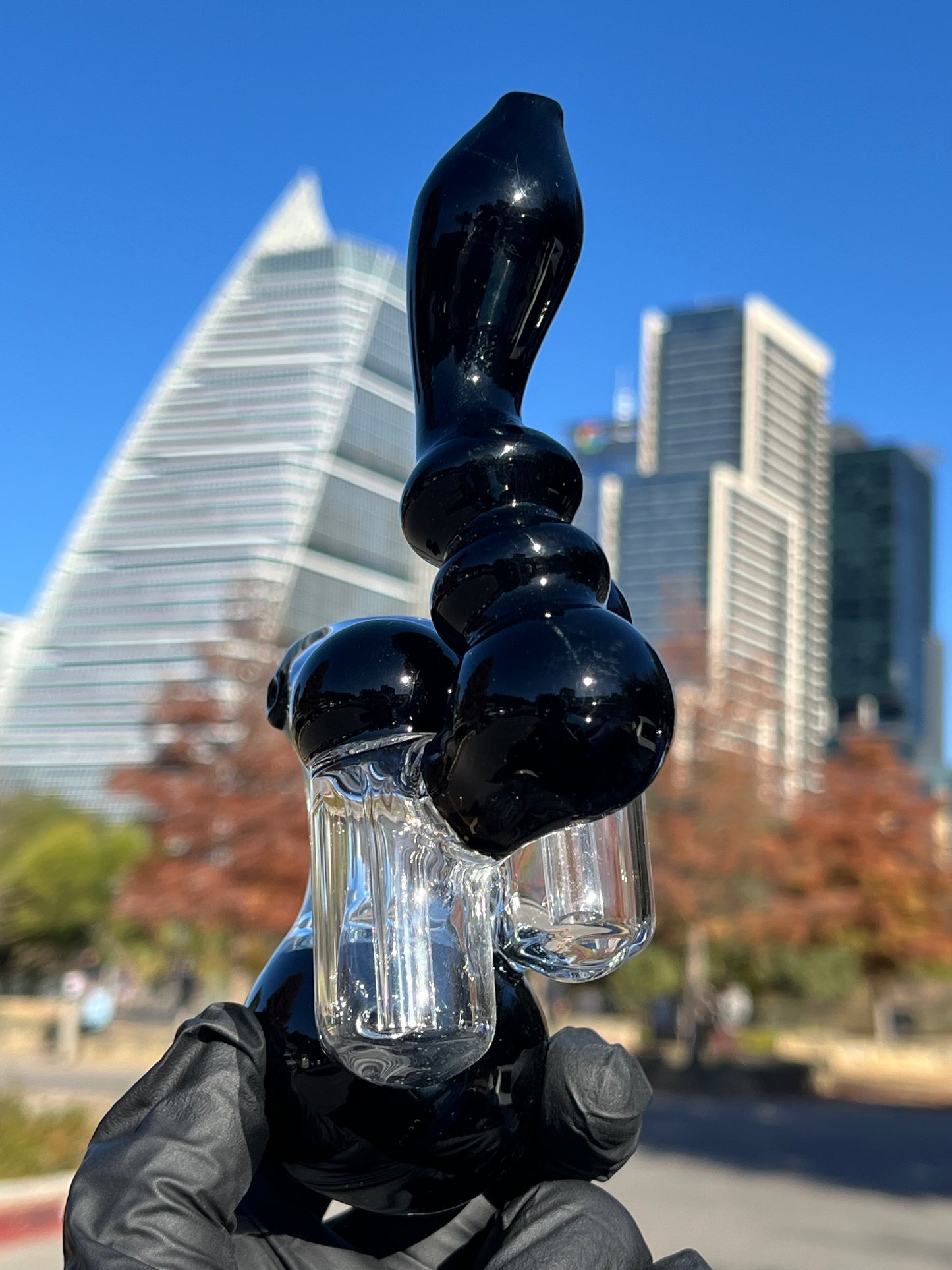 Sleek Black Handheld Glass Pipe – Durable & Portable Smoking Accessory
